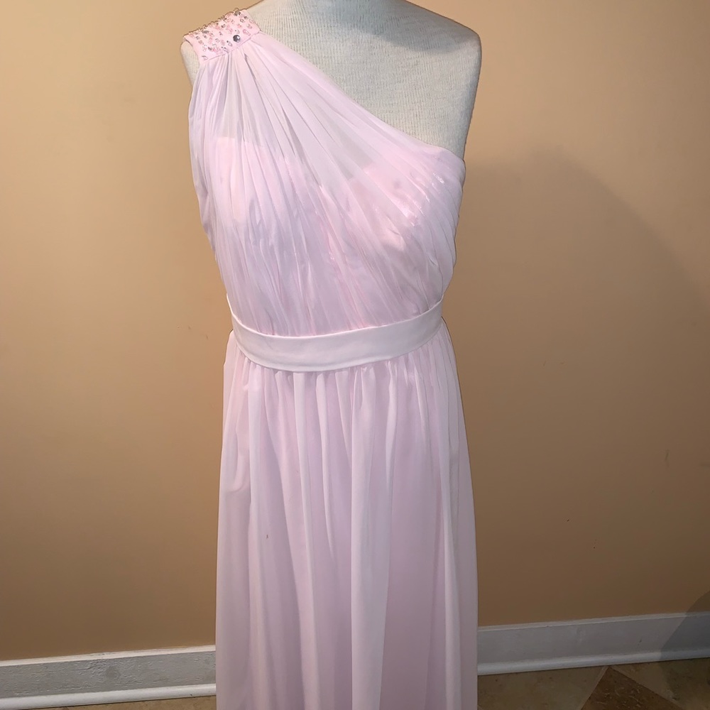 Carrie Underwood lookalike prom dress
